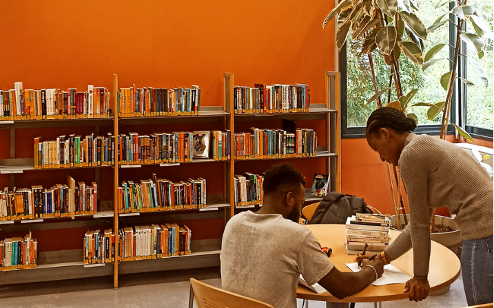 bibliothécaire aidant un élève